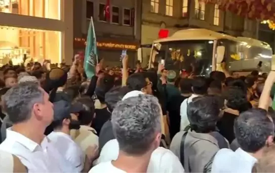  Leman protestoları sırasında binaya tırmanıp Tevhit bayrağı astı