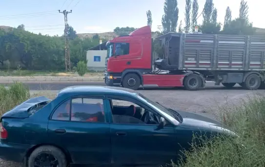 Sivas'ta Tır ve Otomobil Kazası: 2 Yaralı