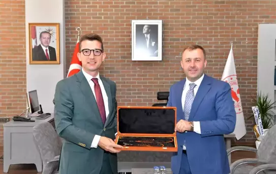 Ezine Belediye Başkanı Güray Yüksel, Yeni Kaymakamı Ziyaret Etti