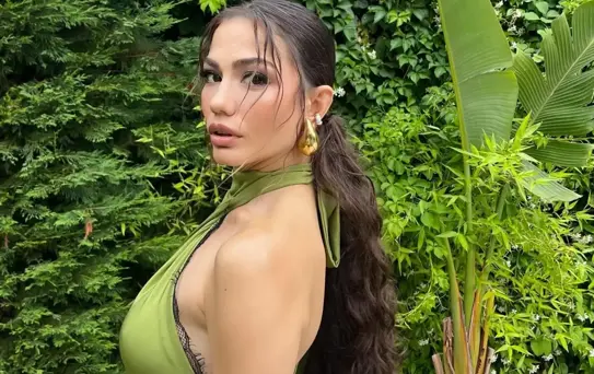 Demet Özdemir havuzda güneş banyosu yaptı