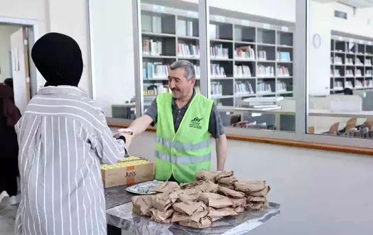 Sultangazi Belediyesi'nden Öğrencilere Tatlı Mola İkramı