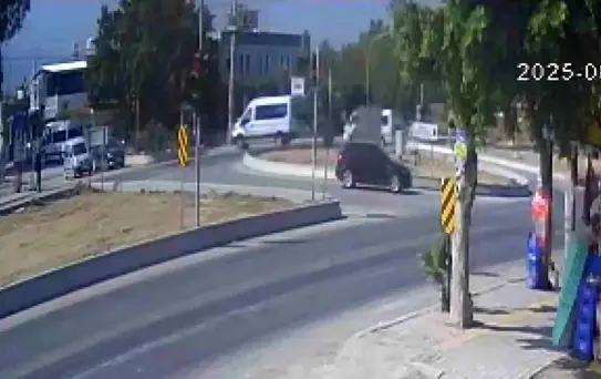 Hatay'da Otomobil Refüje Çıktı