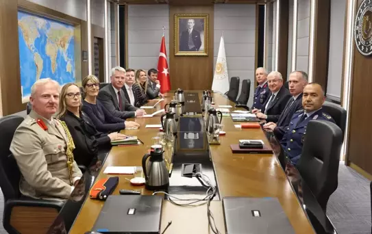 Bakan Güler, İngiltere Büyükelçisi ve BAE Systems Genel Müdürü ile Bir Araya Geldi