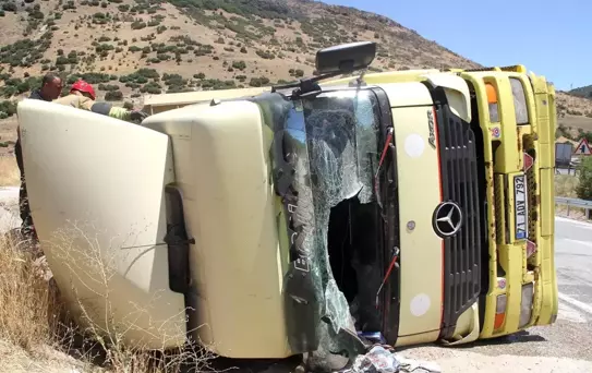 Kula'da Tır Devrildi: Sürücü Yaralandı