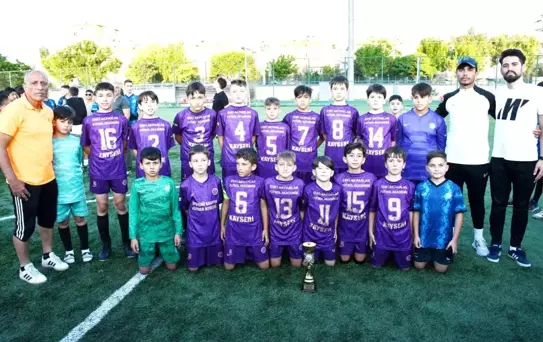 Zeki Akparlar FK, U11 Ligi'nde Şampiyon Oldu