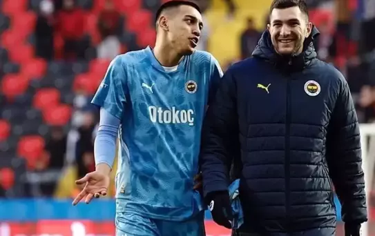Fenerbahçe'den ayrıldığını yeni takımıyla paylaştığı fotoğrafla duyurdu