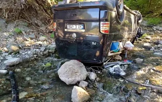Bolu'da panelvan araç dereye uçtu