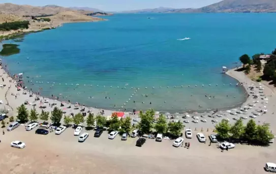 Hazar Gölü'ne Tatilci Akını