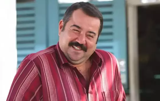 Ata Demirer, gözlerden uzak yaşadığı aşkıyla ilk kez ortaya çıktı