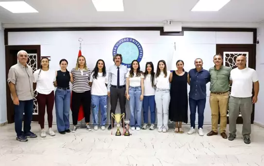 BUÜ Kadın Hentbol Takımı'ndan Çifte Zafer
