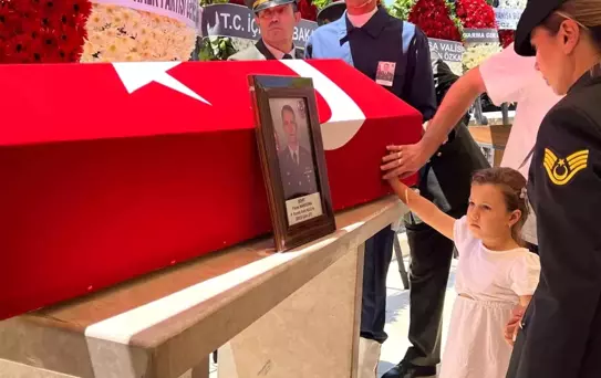 Minik Deniz'den şehit babasına son bakış