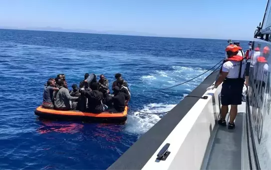 Urla açıklarında 24 göçmen kurtarıldı