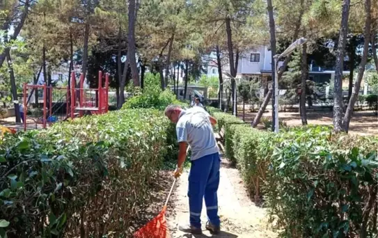 Silivri'de park, bahçe ve yeşil alanlarda bakım çalışmaları sürüyor