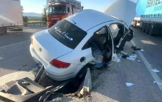 Traktöre çarpan otomobilde üsteğmen hayatını kaybetti, eşi ağır yaralı