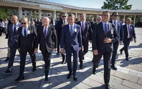 CHP'de Birlik Gösterisi: Cenaze Töreninde Bir Araya Geldiler