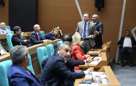 Üsküdar Belediye Meclisi'nde 'baklava' gerginliği: Birbirlerinin üzerine yürüdüler