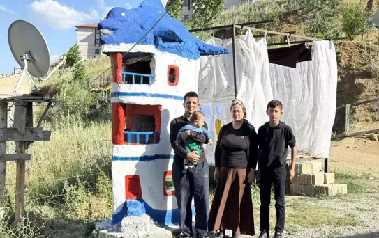 Yüksekova'da Hayalin Gemi Figürlü Maket Evi