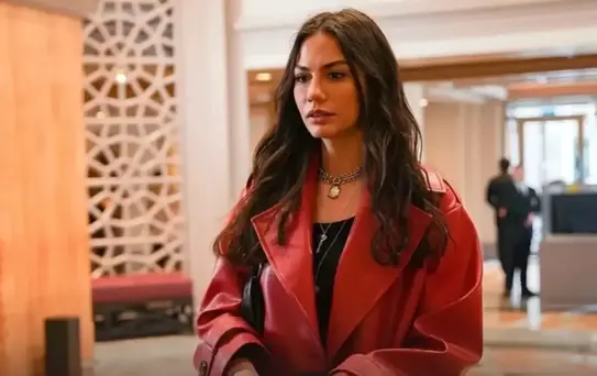 Demet Özdemir sezonun yorgunluğunu sıcak kumsalda atıyor