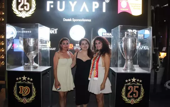 Galatasaray Kupalarını Kuşadası'nda Sergiledi