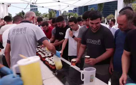 Cami Avlusunda Limonata İkramı