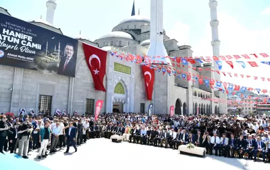 Doğu Karadeniz'in en büyük camisi Hanife Hatun Camii ibadete açıldı