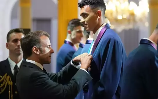 Fransa Voleybol Takımına Nişan