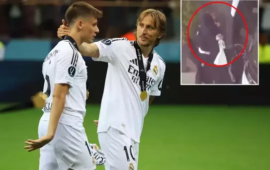 İki yıldız arasında duygusal veda! Modric Arda'ya bakın ne verdi