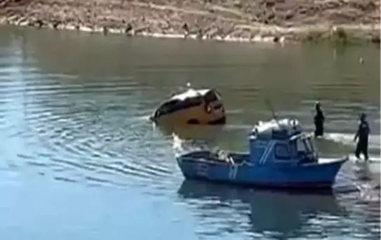 Elazığ'da Çocuk Araçla Suya Düştü