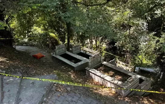 Mezarda bal mumundan yapılmış bebek ve bebeğe sarılı muska bulundu