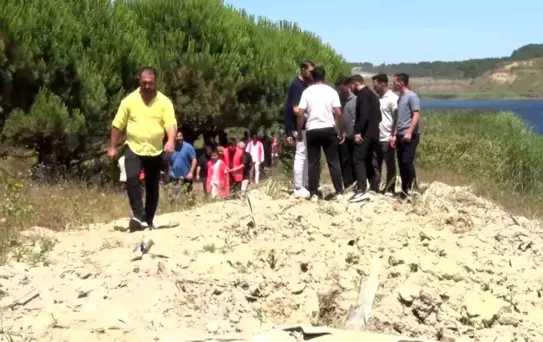 Yeşilel Derneği, İBB'nin hafriyat döküm sahası ilan ettiği Mavi Göl'de eylem yaptı