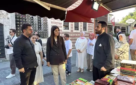 Milletvekili Ayaydın, Eyüpsultan'da aşure dağıttı: 'Paylaştıkça birliğimiz güçleniyor'
