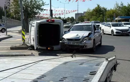Diyarbakır'da Trafik Kazası: İki Sürücü Yaralı