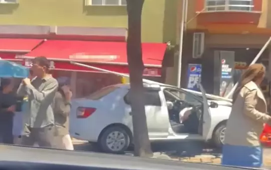 Sancaktepe'de Otomobil Bakkala Çarptı