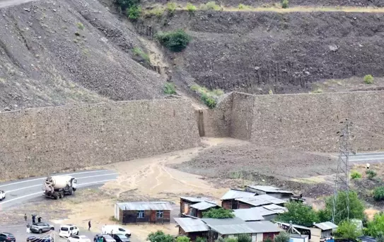 Yusufeli'nde Heyelan: Karayolu Kapandı