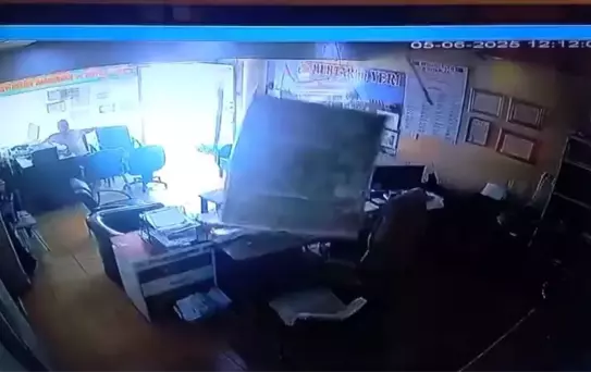 Reyhanlı'da Ofiste Tavan Çöktü