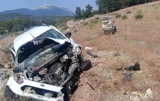 Gündoğmuş'ta Trafik Kazası: 5 Metre Şarampole Uçtu