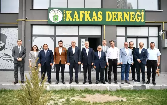 Kayseri Büyükşehir Belediye Başkanı Büyükkılıç, Kafkas Derneği'ni Ziyaret Etti