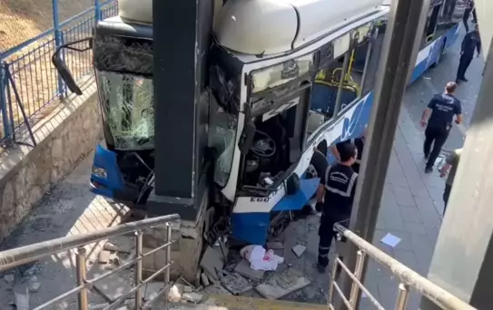Keçiören'de EGO Otobüsü Kaza Yaptı