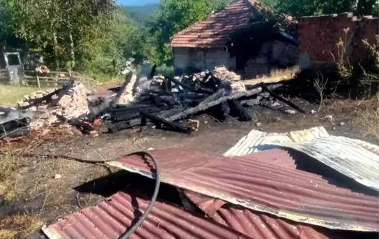 Sinop'ta Çıkan Yangında İki Ahşap Ambar Kullanılamaz Hale Geldi