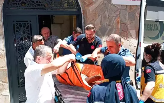 Camiye Uzanıp Uyuyan Adam Hastaneye Kaldırıldı