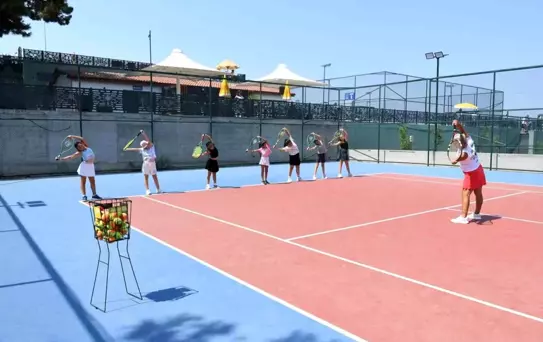 Kuşadası'nda Çocuklar Tenis ile Tanışıyor