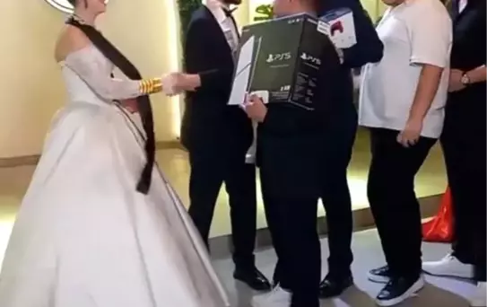 Bursa Düğününde Oyun Konsolu Hediyesi