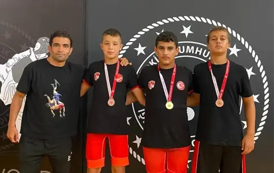 Manavgat Belediyesi Güreş Kulübü'nde minik sporculardan madalya yağmuru