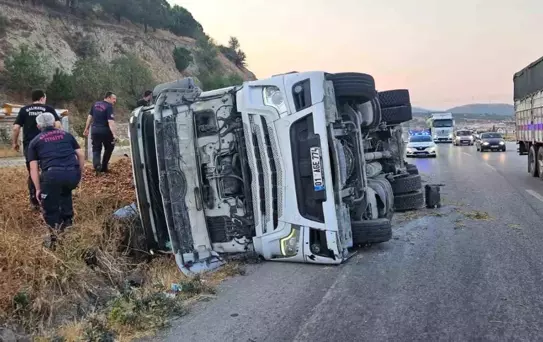 Balıkesir'de Tır Kazası: Maddi Hasar