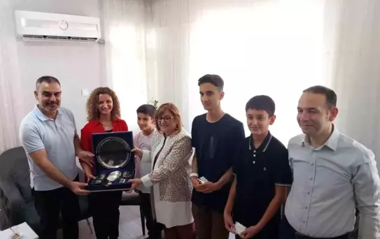 Gaziantep Büyükşehir Başkanı Fatma Şahin, Türkiye Şampiyonu Öğrencileri Ziyaret Etti