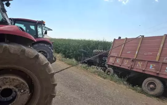 Mardin’de Traktör Mısır Tarlasında Devrildi