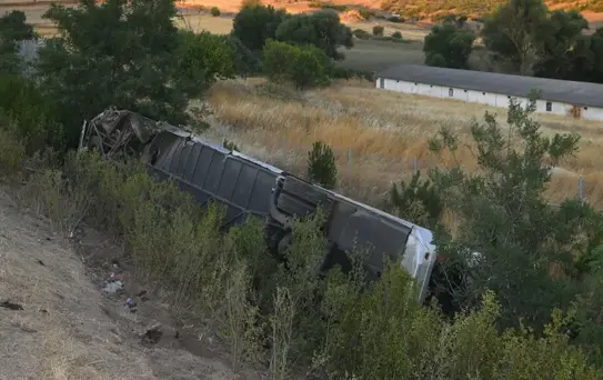 Kontrolden çıkan yolcu otobüsü şarampole devrildi: 27 yaralı