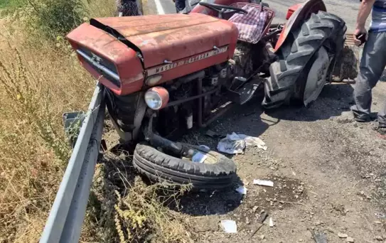 Bigadiç'te Traktör-Otomobil Çarpışması: 5 Yaralı