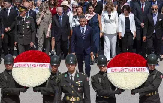 CHP Genel Başkanı Özel, Lozan Antlaşması'nın 102'nci yıldönümünde Anıtkabir'i ziyaret etti