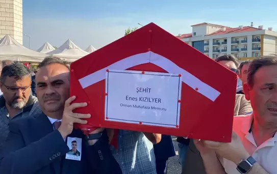 Orman yangınında şehit olan orman muhafaza memuru Enes Kızılyer toprağa verildi